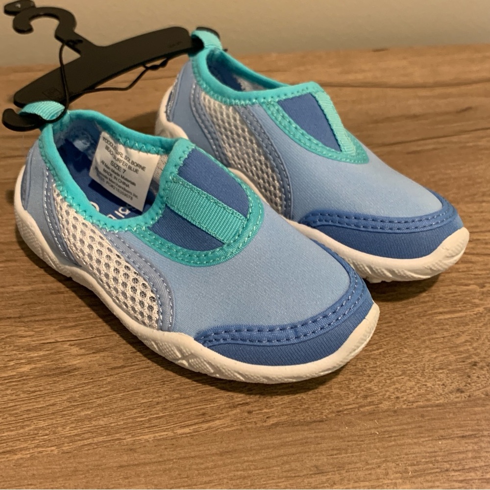 New! Toddler girls size 7 water shoes